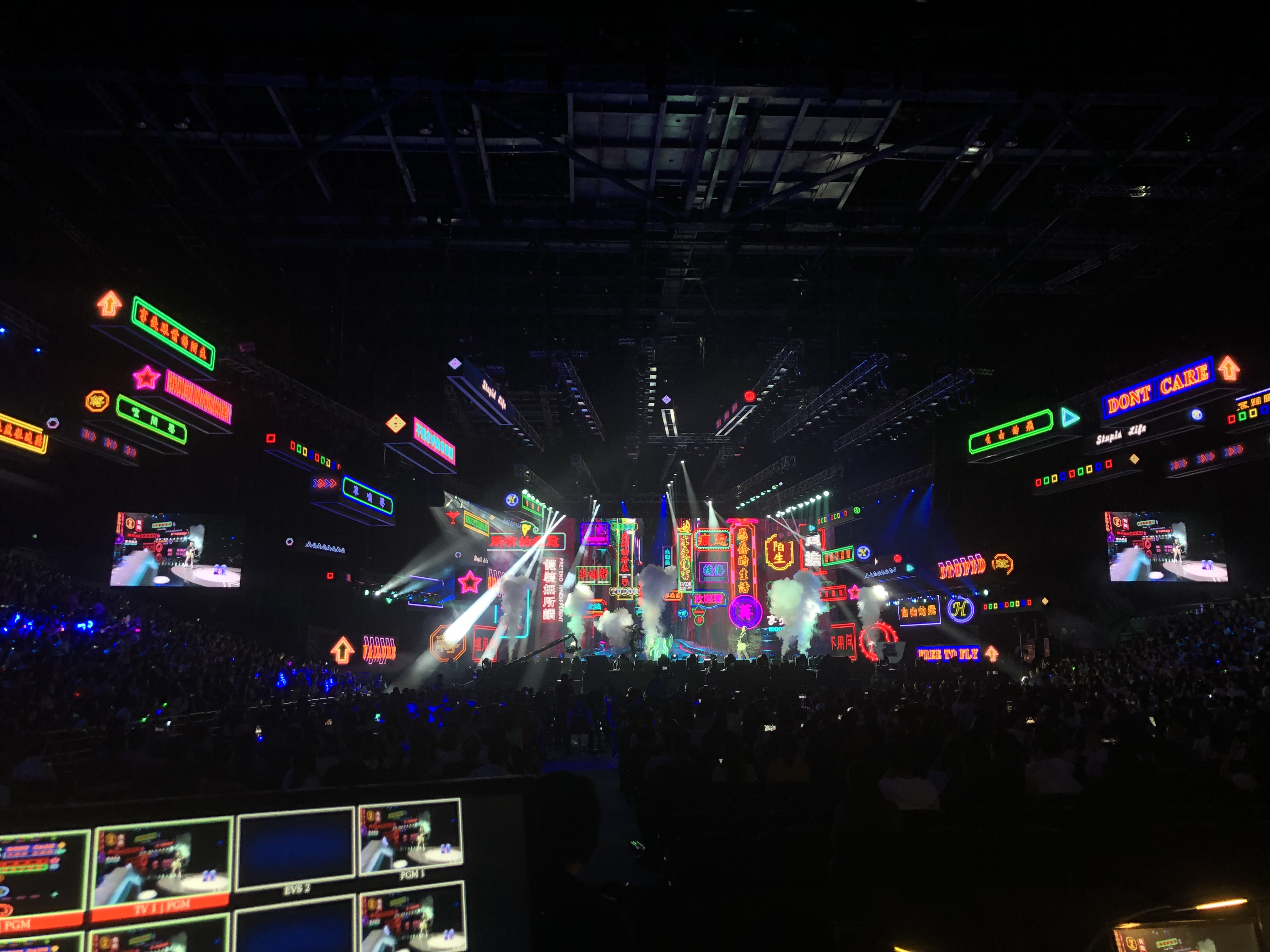 real concert crowd photo — Infinity Projectors