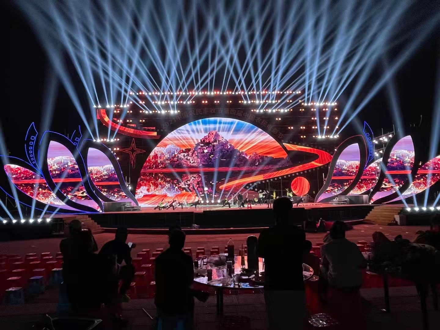 real photo of concert with LED screens and lighting — Infinity Projectors