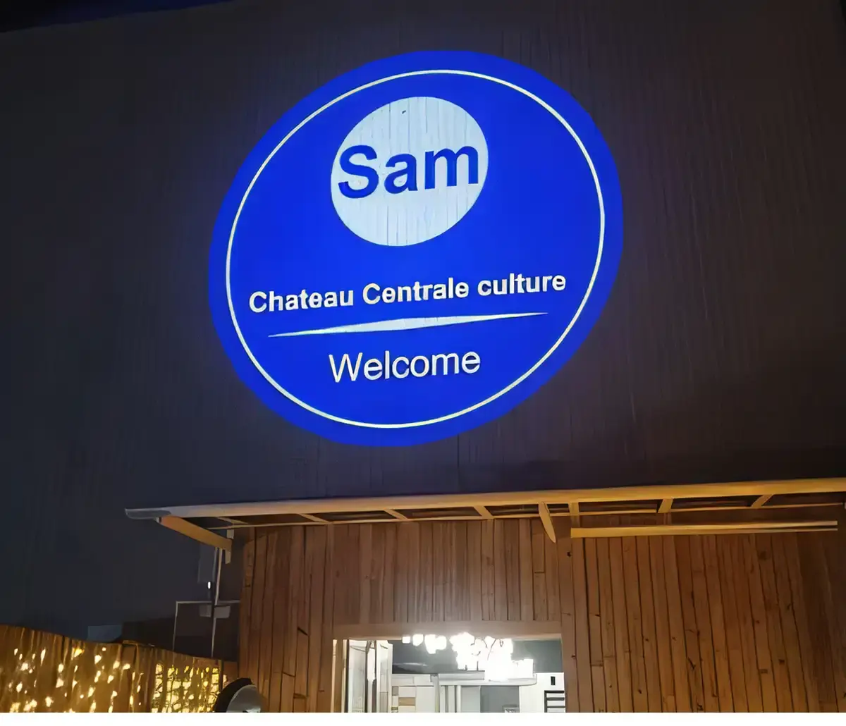 Real storefront projections in action — Infinity Projectors