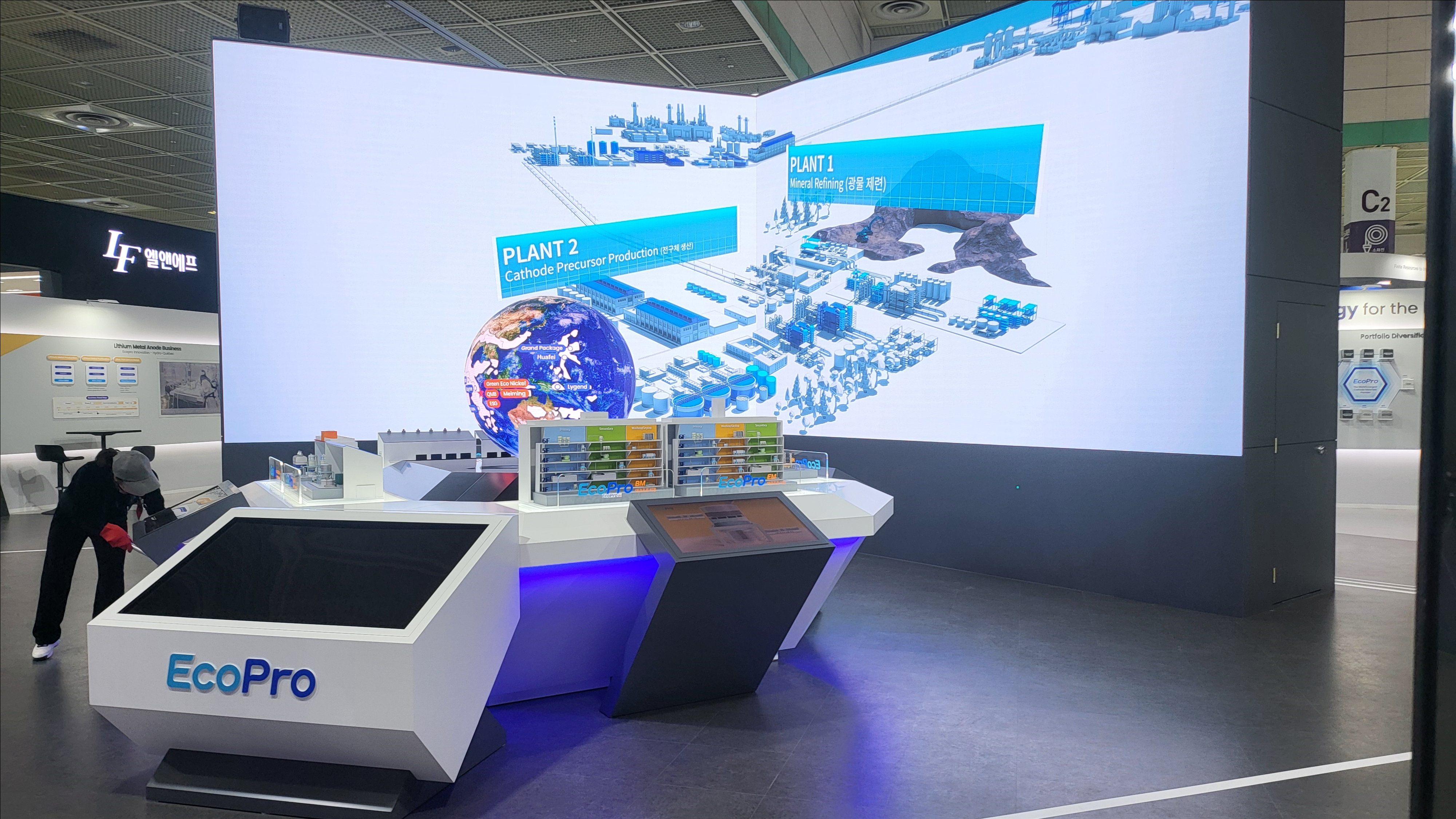 Curved floor-to-ceiling LED wall displaying a 3D plant diagram at a corporate trade show booth — Infinity Projectors